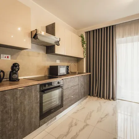 New - Only Unit 2, Modern 2-bedroom With Common Heated Jacuzzi By Sf Homes Apartment